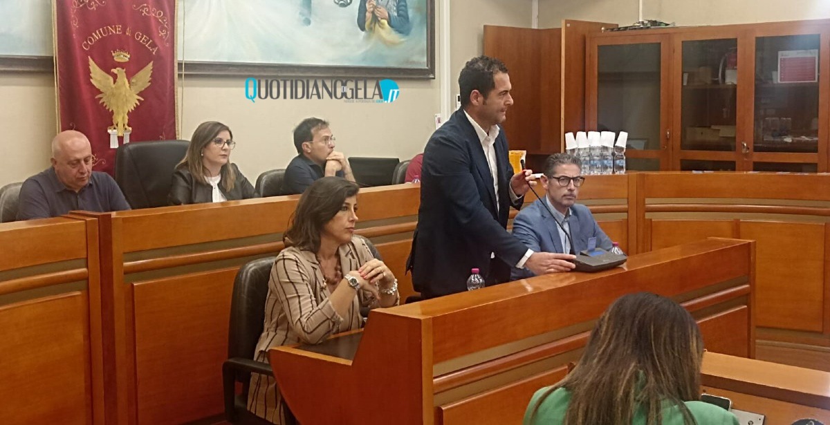 Un anno di amministrazione Di Stefano, tanti segnali ancora da dare: "modello Gela" rimane la certezza politica - Di Stefano insieme agli assessori Morselli e Di Dio