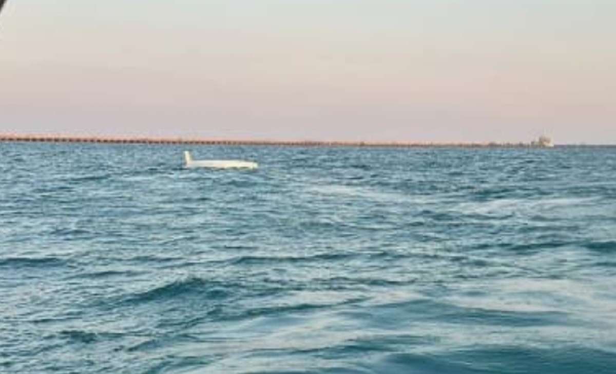 Barca a vela capovolta in mare, capitaneria mette in salvo l'equipaggio -