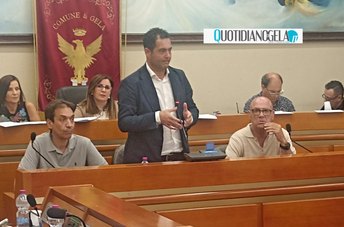 Pef passa con il sì della maggioranza, opposizione astenuta: "Evitiamo aumento da 500 mila euro" - Di Stefano in aula insieme agli assessori Di Cristina e Fava