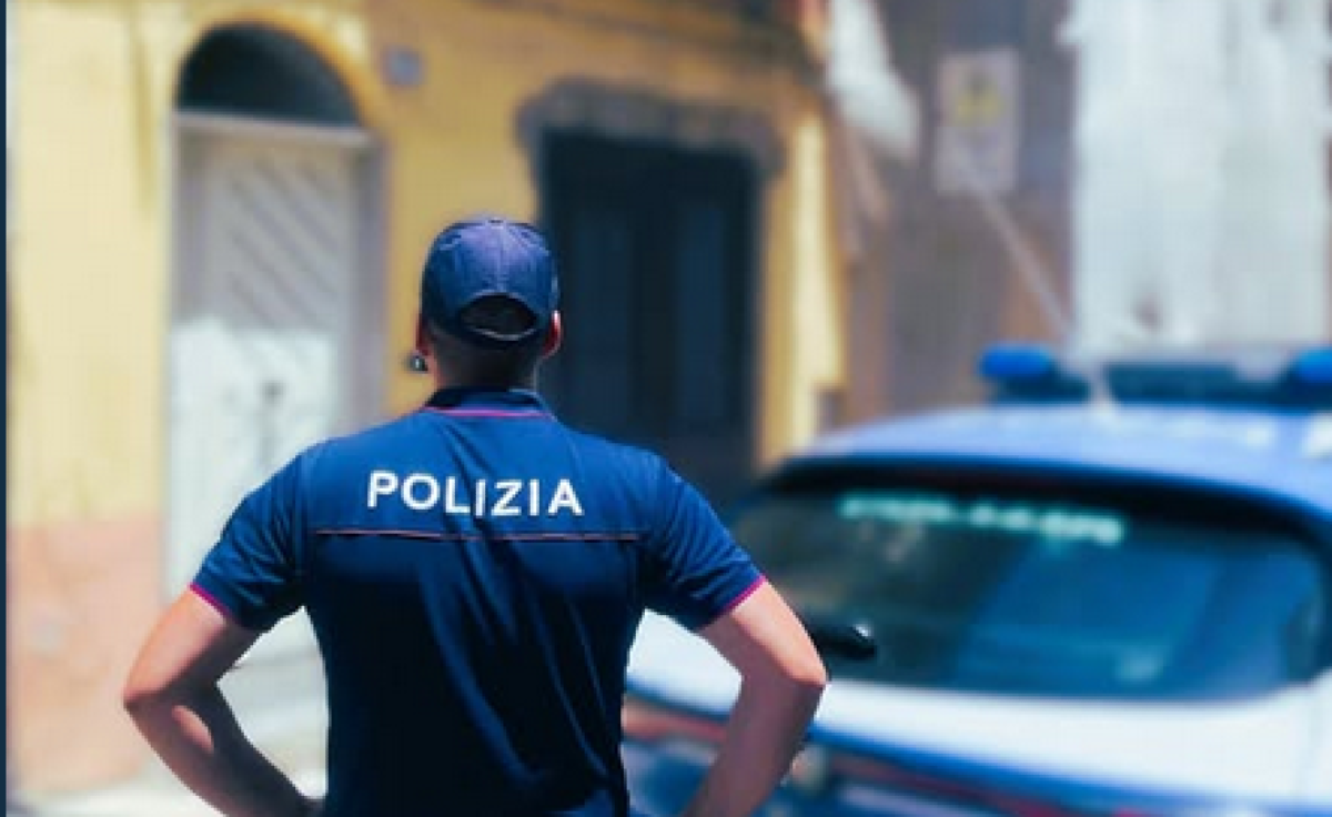 Ha rischiato di precipitare nel vuoto, anziano salvato da due poliziotti - 