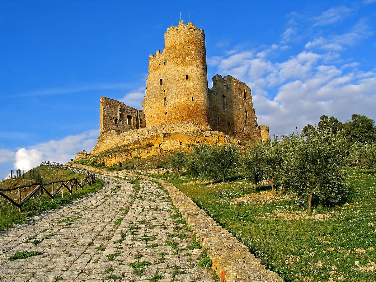 Un castello che sembra uscito da una fiaba, il mistero che aleggia su "U Cannuni" e le sue torri - Foto: Giuseppe Bognanni/Wikipedia