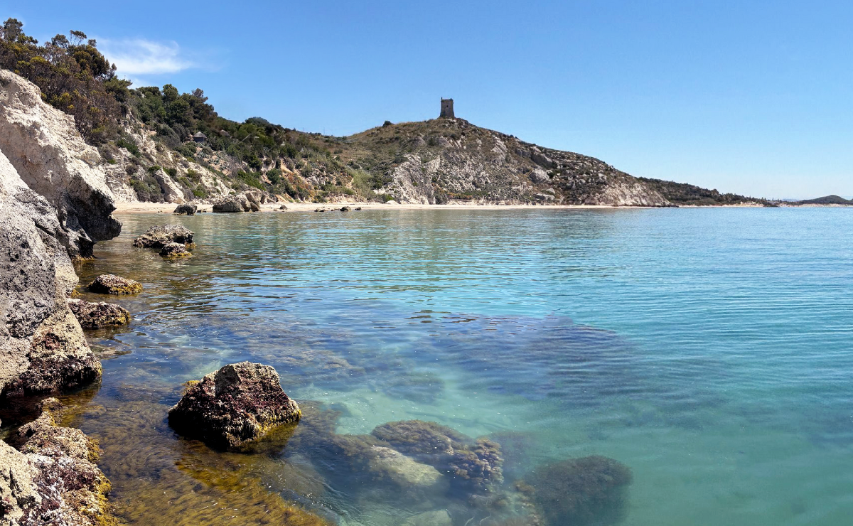 Una torre che si erge su uno sperone roccioso, ecco dove trovare l'imponente struttura che si affaccia sul mare - Foto: AbelDionis/Wikipedia