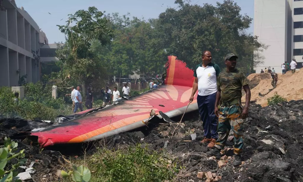 Aereo per Londra si schianta in India, un sopravvissuto. Oltre 200 morti - 