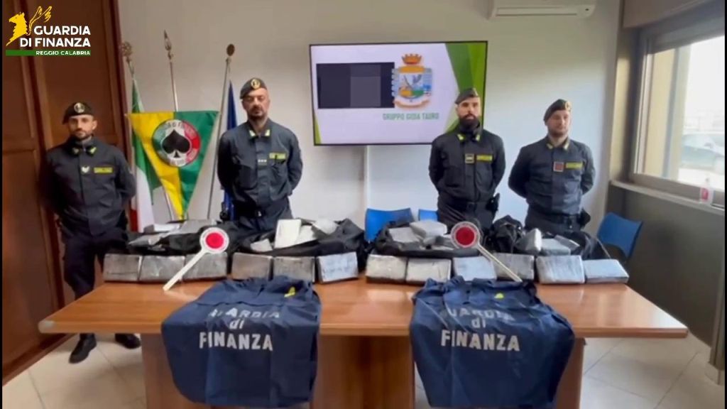 Reggio Calabria, sequestrati 228 kg di cocaina. Arrestati 2 portuali - 