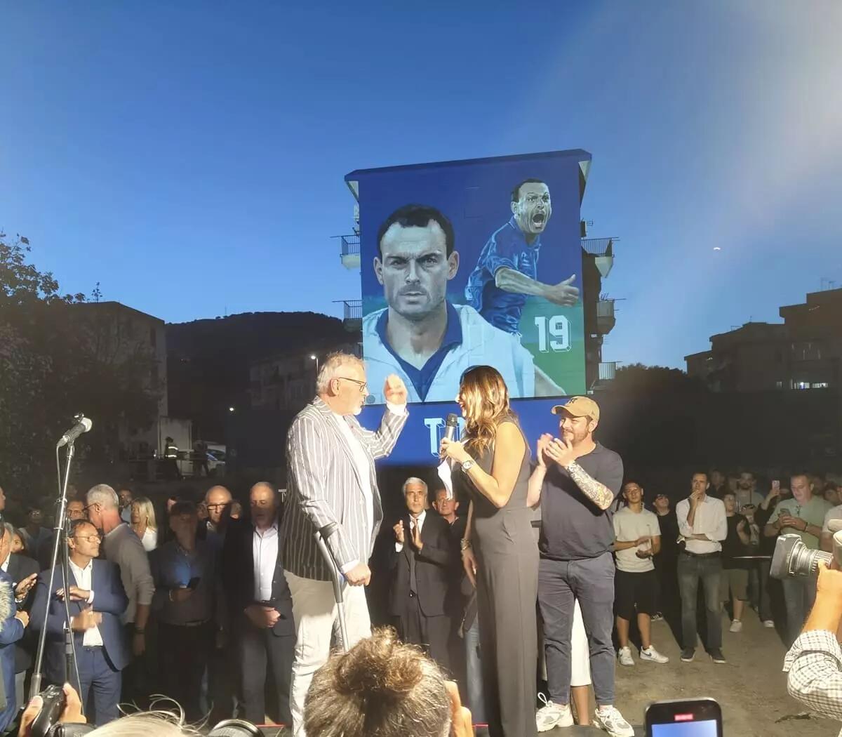 A Palermo un murale dedicato a Totò Schillaci, si affaccia sul campo da calcio del Cep - 