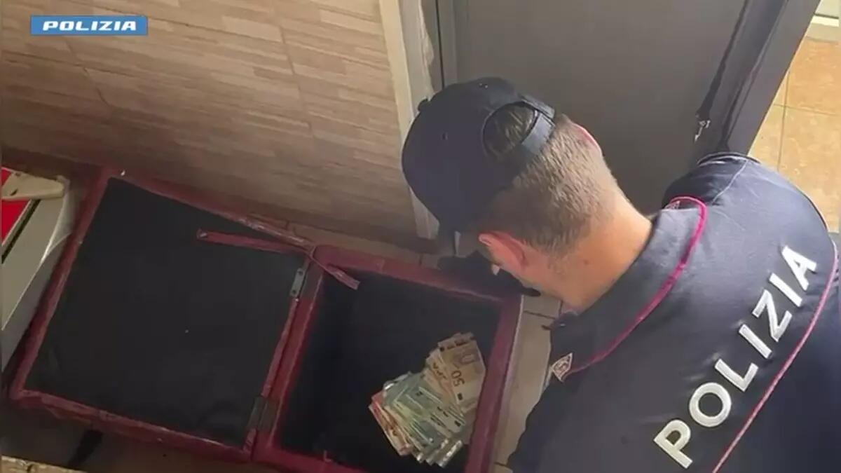 “Drug room” scoperta a Catania, quattro denunce e immobile sequestrato - 