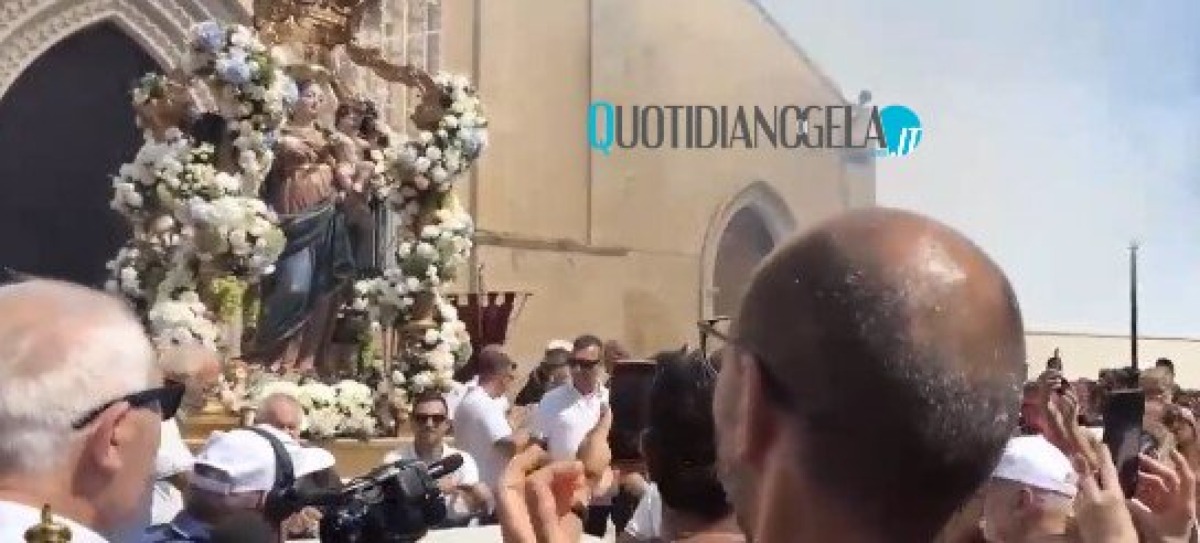 La città con Maria Santissima delle Grazie, migliaia di fedeli in processione - 