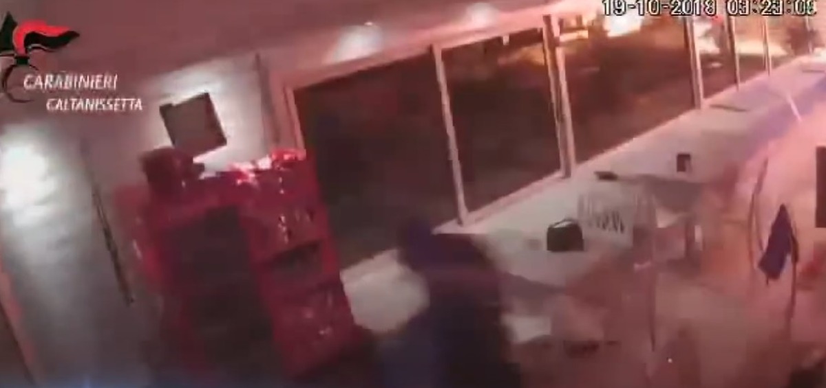 "Tasca a capo dei Rinzivillo", il traffico di droga e le sue attività monitorate: "Bar incendiato per l'infame" - L'incendio del bar "Belvedere"