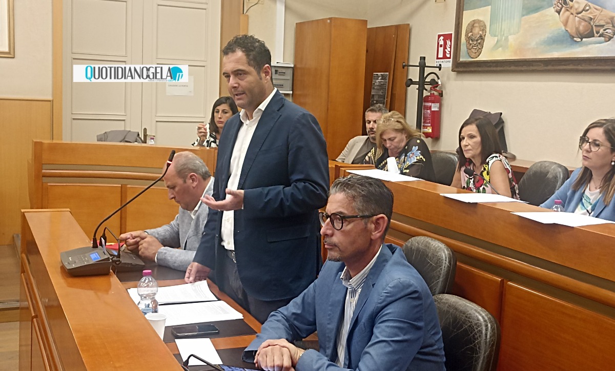 Di Stefano, "c'è chi non vuole bene alla città ma stiamo cambiando passo": opposizione, "tanti ritardi" - Di Stefano in aula insieme agli assessori Franzone e Di Dio