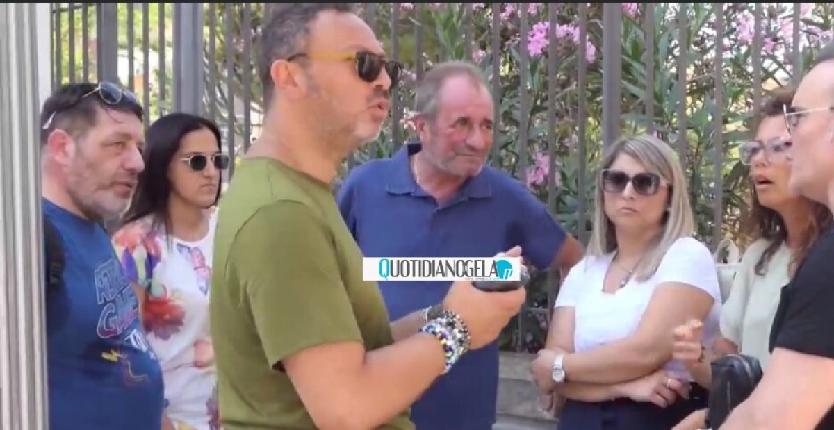 Veicolazione pasti, tante incertezze per i lavoratori: sit in insieme al sindacato  - I lavoratori davanti all'ospedale Vittorio Emanuele 