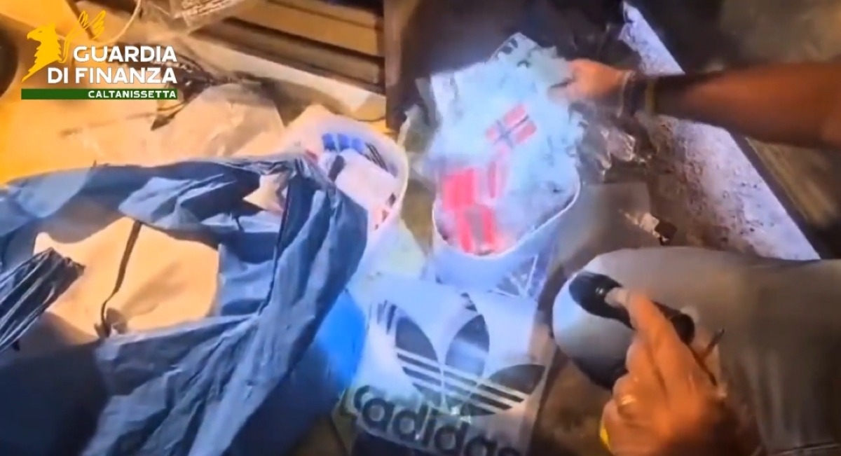 Brand alla moda ma falsi, sequestri durante la festa di Maria delle Grazie: scoperto laboratorio  - 