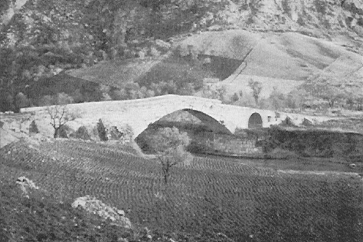 Un ponte che sfida il tempo, è uno dei monumenti più suggestivi del nisseno - Foto: AlessandroAM/Wikipedia