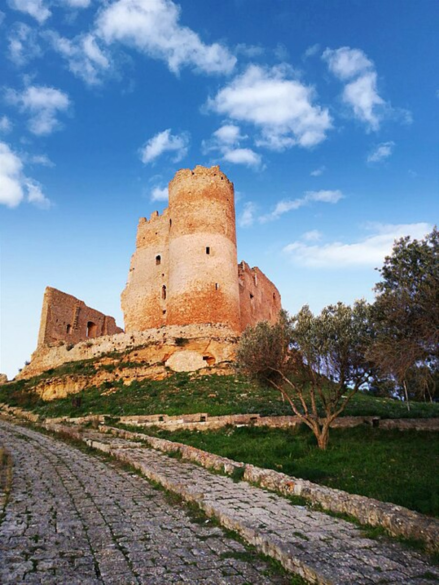 Un luogo che ha visto secoli di cambiamenti, Castello Grassuliato di Mazzarino e la sua incredibile storia - Foto: Hiron1986/Wikipedia