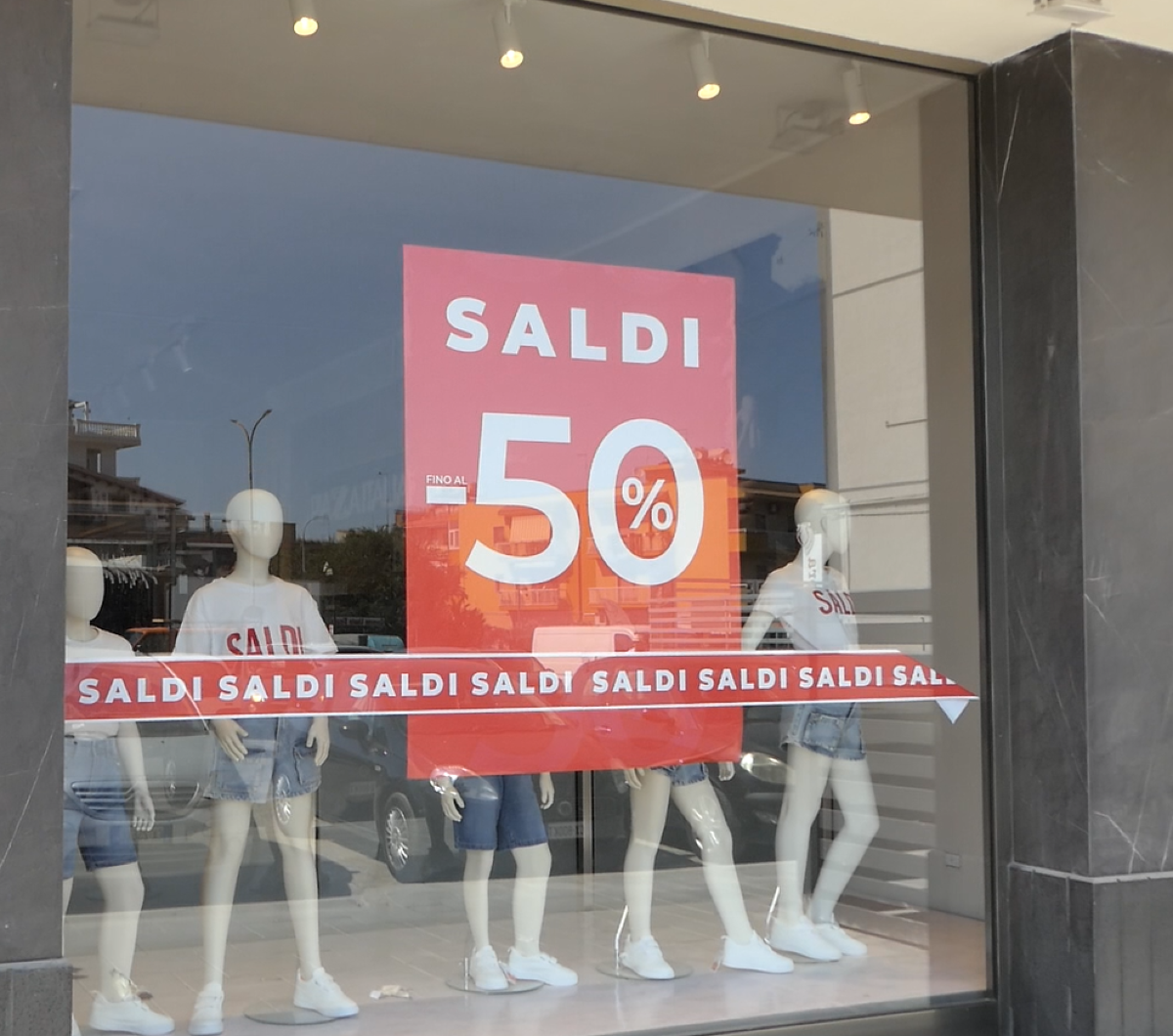 Saldi estivi: l’occasione perfetta per investire in capi must-have -