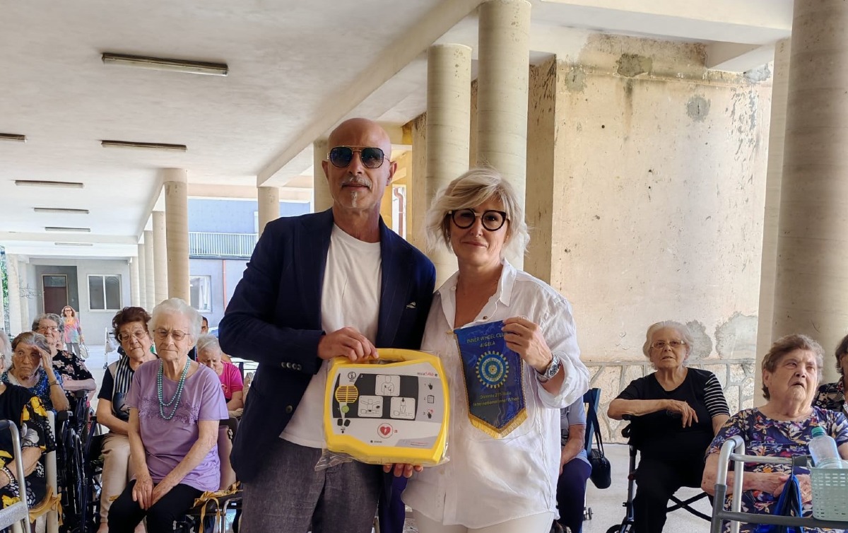 Un defibrillatore donato all'Ipab Aldisio, iniziativa dell'Inner Wheel - Brentino e De Maria