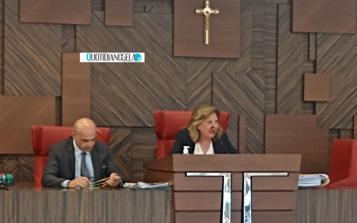 Il giudice D'Amore lascia il tribunale, saluto finale: "Un magistrato che non dimentica la sua umanità" - Il giudice D'Amore e il presidente Riggio