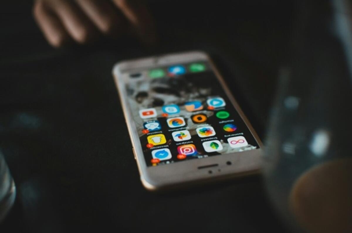 Le chat nel suo telefono, minore gestiva un giro di droga e soldi falsi: condanna a quattro anni - 