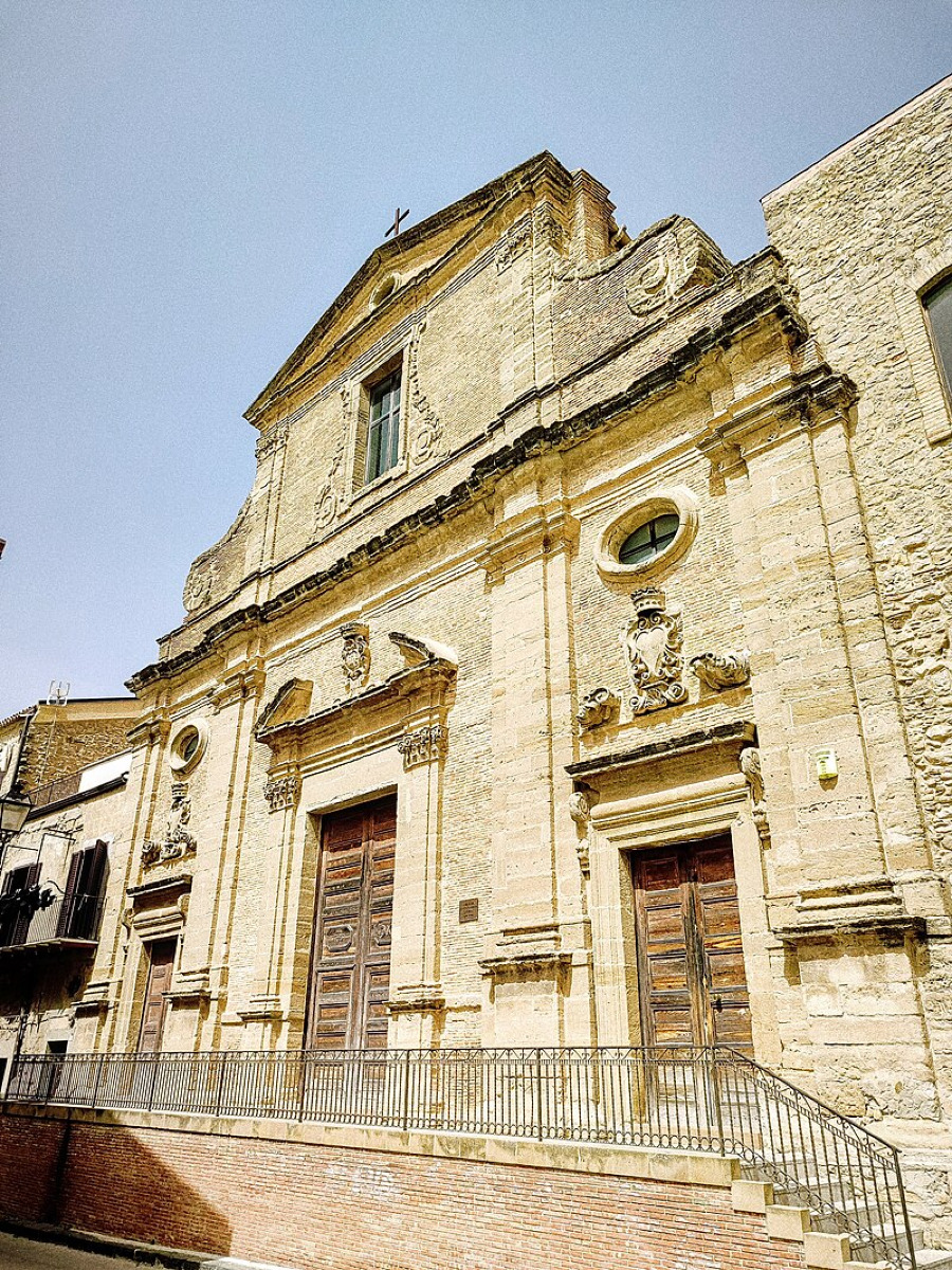 Un monumento che parla di potere e arte: la Chiesa di questo borgo sembra uscita da un romanzo - Foto: Hiron1986/Wikipedia