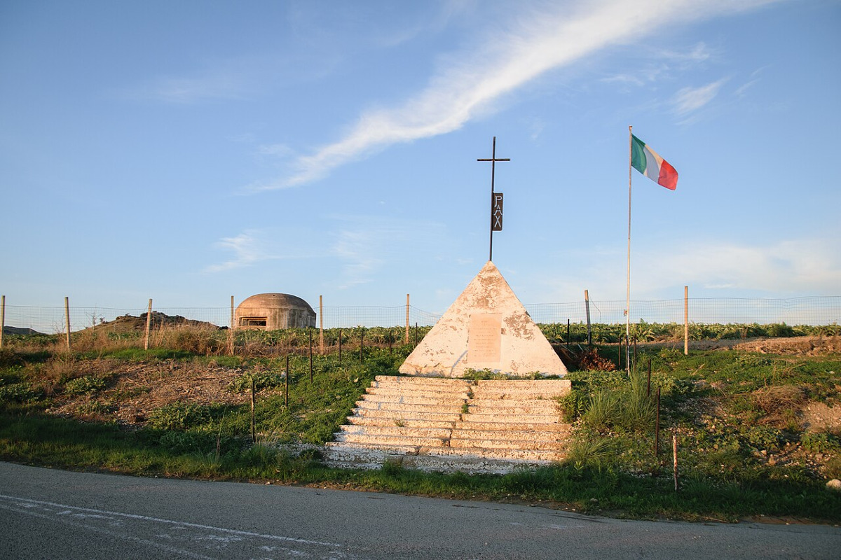 Un angolo di storia pieno di significato, il Memoriale ai caduti della battaglia di Gela e la sua incredibile vicenda - Foto: Antonio Pignato/Wikipedia