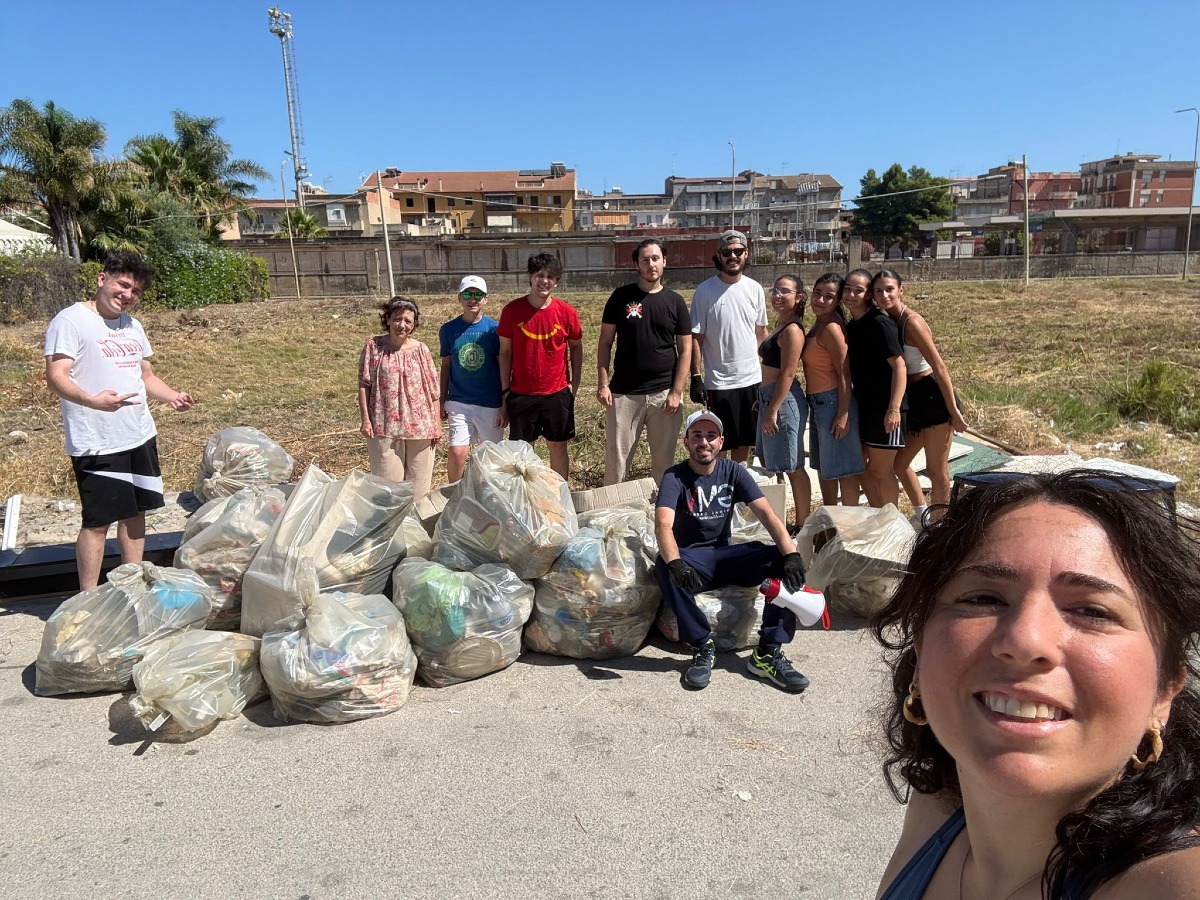 Albani Roccella, i giovani della chiesa evangelica ripuliscono l'intera area - I giovani intervenuti ad Albani Roccella 