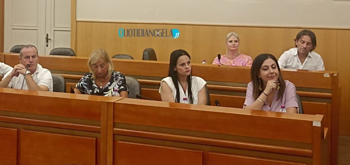 "Civici difendono d'ufficio", opposizione: "Di Paola spartisce prebende ma cosa ha fatto per la sanità?" - Esponenti di opposizione 