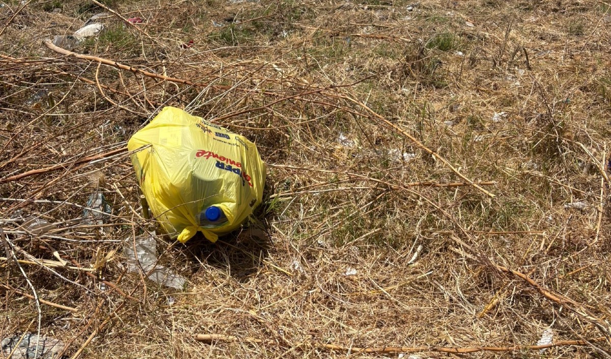 Giovani hanno ripulito l'area della chiesa, già questa mattina altri rifiuti  -