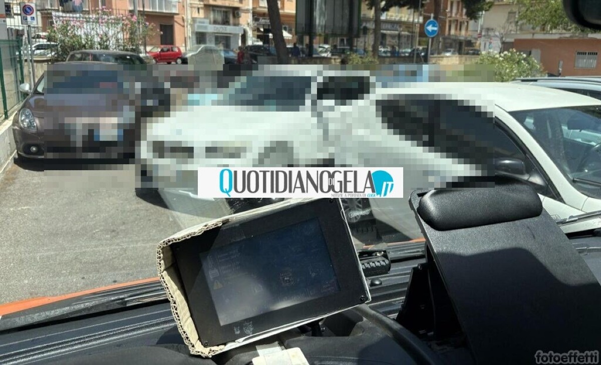 "Vittorio Emanuele", ambulanze bloccate dalle auto in sosta selvaggia -
