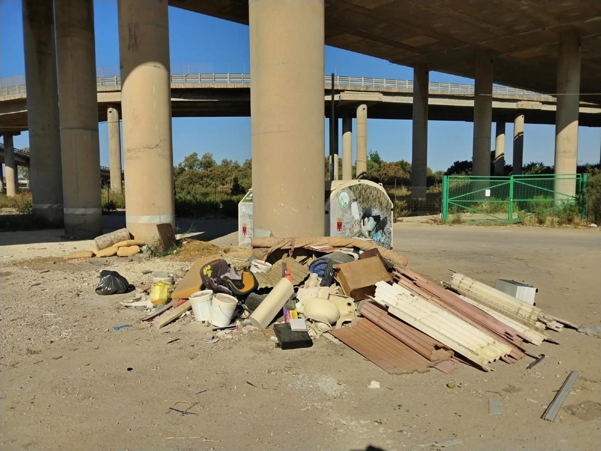 Materiali di risulta scaricati nell'area del cimitero, "abbiamo le immagini subito la denuncia" - 