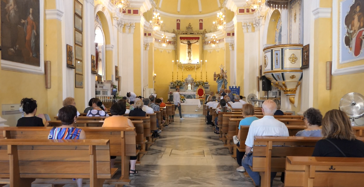 Centinaia di scapolari venduti ma i fedeli disertano la messa  - 