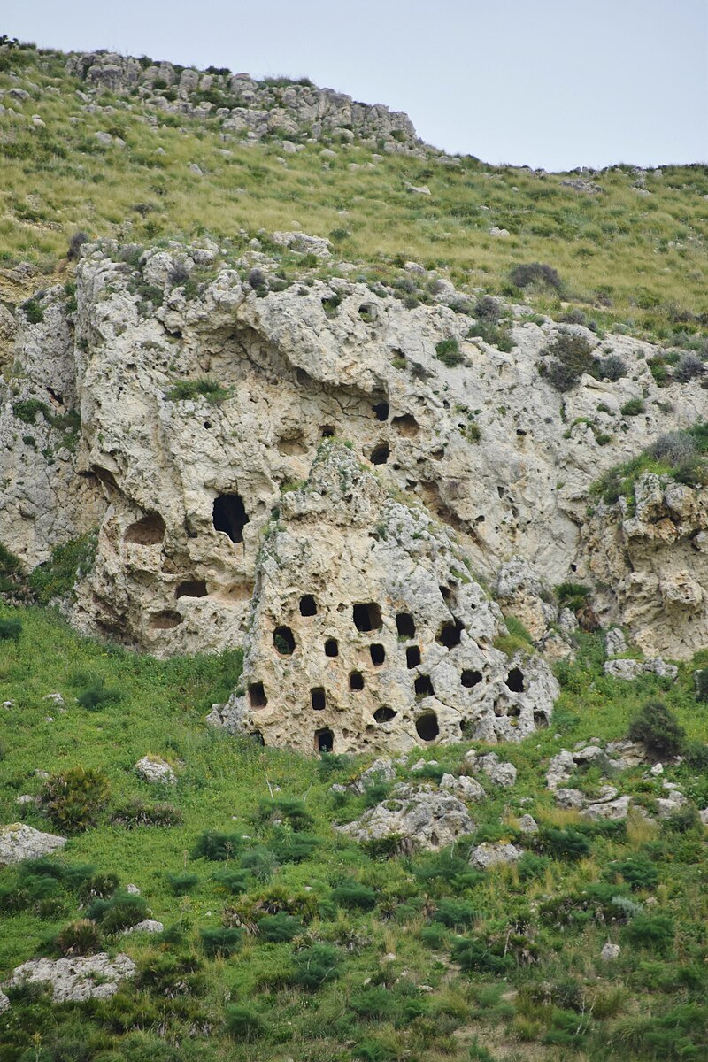 Tombe scolpite nella pietra e corredi incredibili: la necropoli nissena poco conosciuta con oltre 200 sepolcri - Foto: Antonio Pignato/Wikipedia