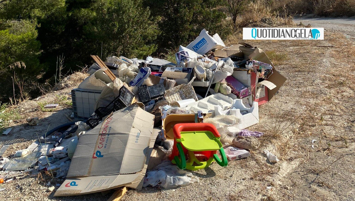 Rifiuti scaricati in un tratto della strada Gela-Butera - I rifiuti ammassati in un tratto della Gela-Butera
