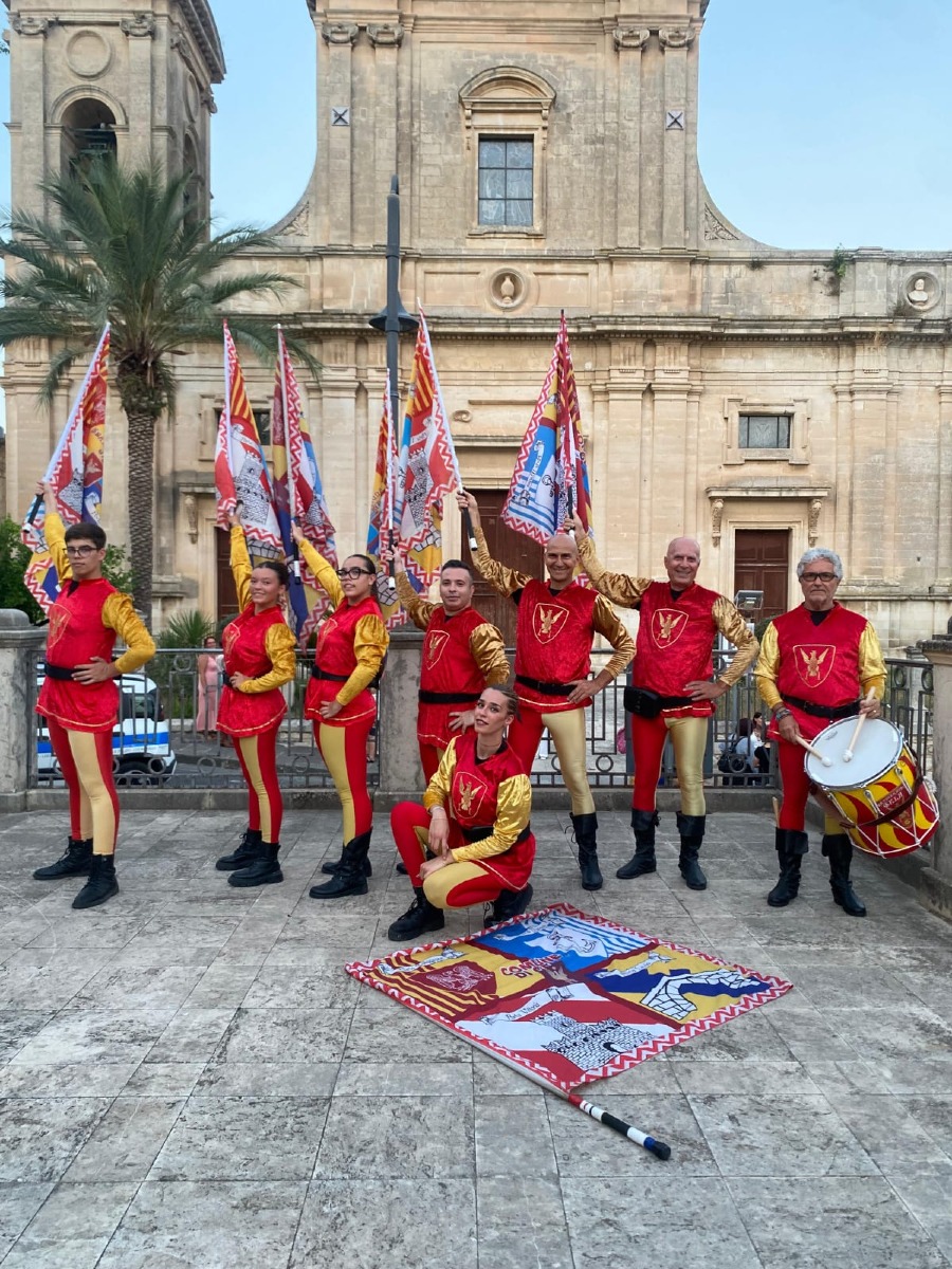MEMUFEST 2025: Gli Sbandieratori di Gela incantano Giarratana con arte, storia e passione - 