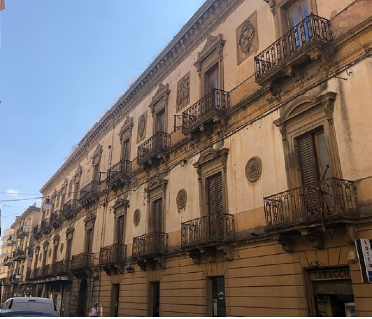 Un edificio che sfida il passare del tempo, Palazzo Barile e la sua storia incredibile nel cuore della città - Foto: OppidumNissenae/Wikipedia