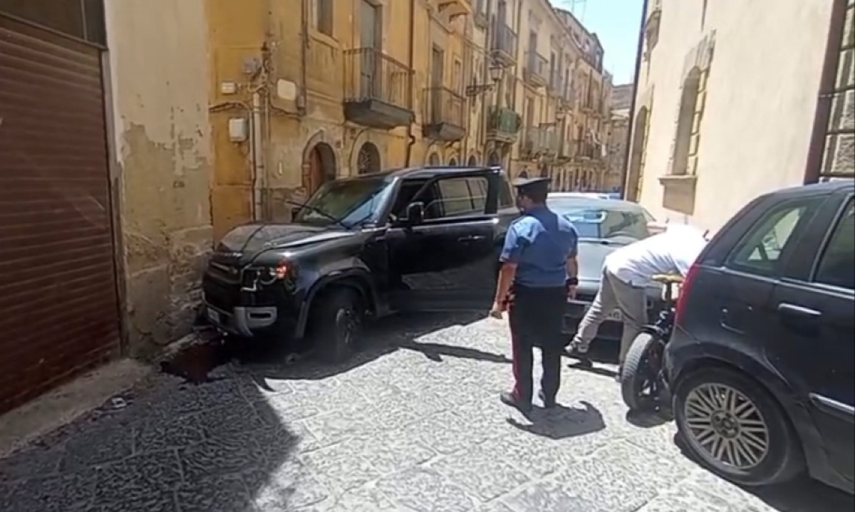 Sfuggì ai carabinieri a Caltagirone, giovane romeno fermato e arrestato in città  - Il suv schiantatosi a Caltagirone 