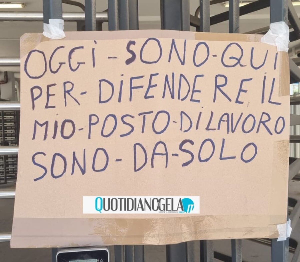 Ha perso il posto dopo più di vent'anni nell'indotto Eni: "Chiedo solo di poter lavorare" - Il cartello esposto questa mattina 