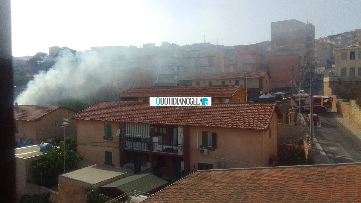 Butera, fiamme a poca distanza dalle abitazioni  - 