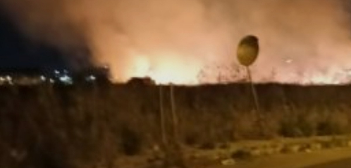 Fuoco in un capannone della zona industriale, "non bisogna avvicinarsi all'area" - 