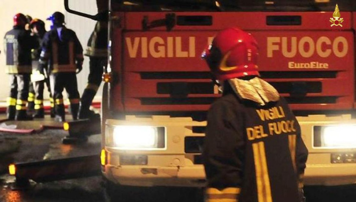 Rogo zona industriale, fiamme domate: incendio nell'area mezzi di una ditta locale - 