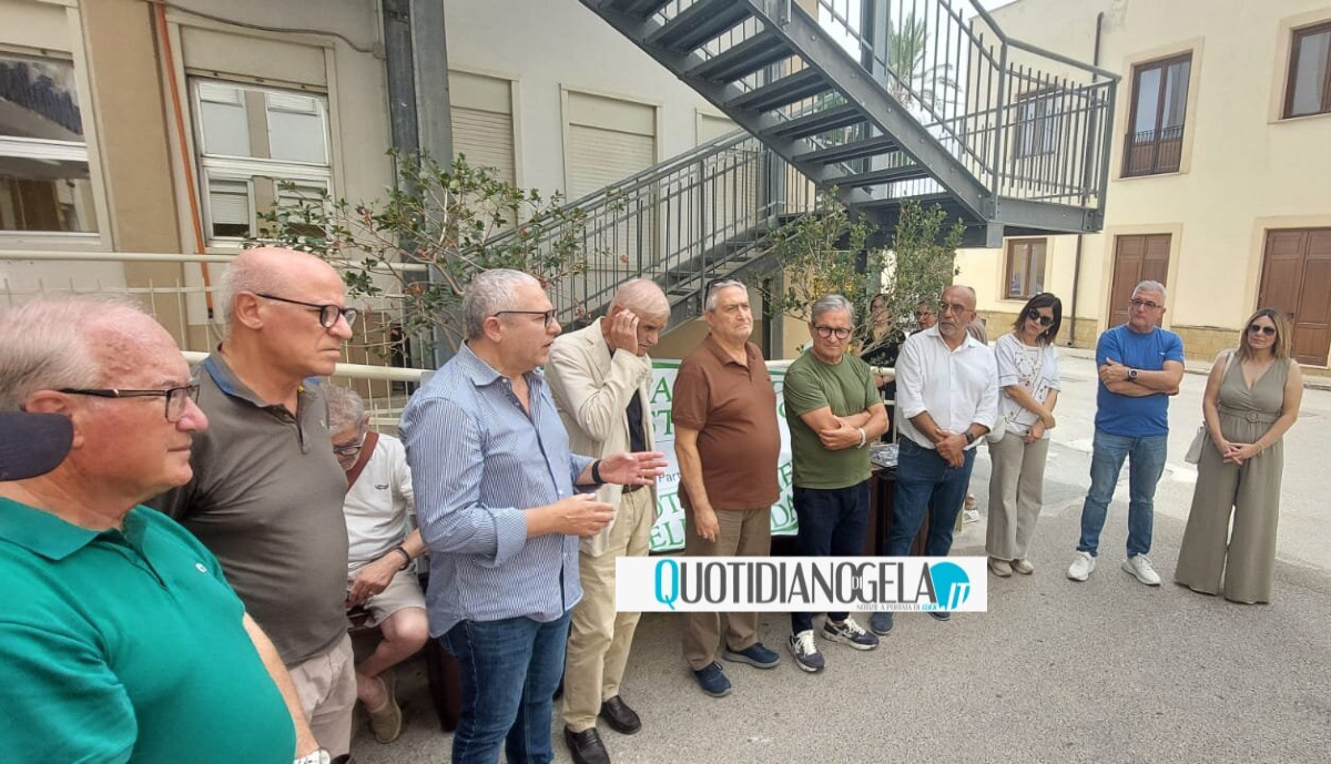 Tagli sanità, Pd davanti al "Basarocco": "Battaglia comune con Gela e con tutto il territorio" - I dem davanti al "Basarocco"
