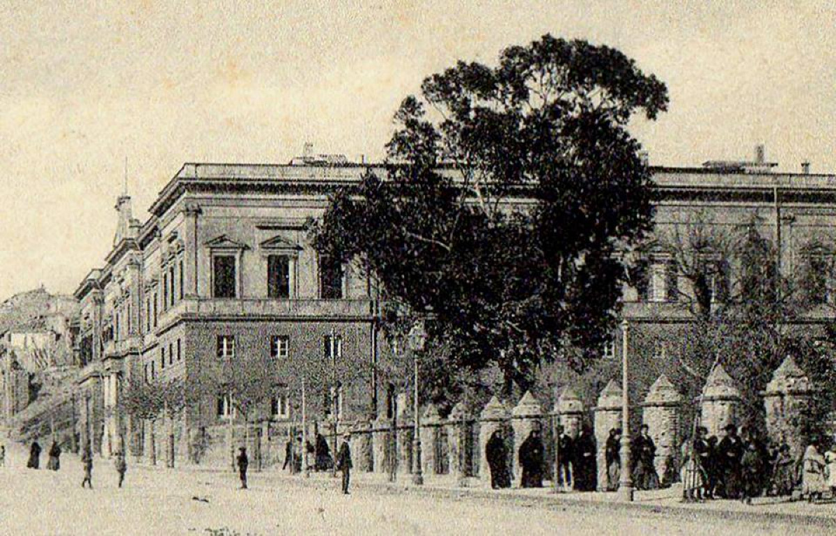 Un edificio che racconta una storia: il Palazzo della Provincia di Caltanissetta e la sua eredità architettonica - Foto: Sconosciuto/Wikipedia