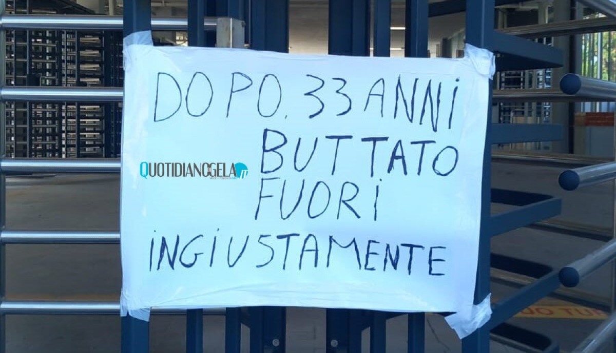 Indotto Eni, prosegue sit in operai rimasti senza occupazione: si aggiunge un terzo lavoratore - Il cartello esposto da Sciacca