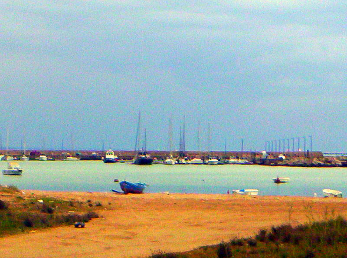 Un porto nato per proteggere le imbarcazioni e la città, l'incredibile storia del simbolo marittimo di Gela - Foto: M.k.dionisio/Wikipedia