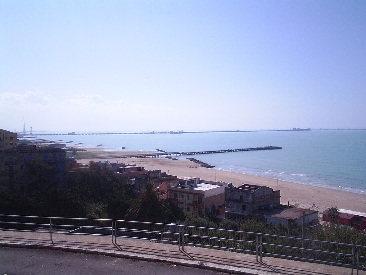 Un’opera titanica sospesa sul mare, la storia dell'infrastruttura petrolifera unica in Sicilia - Foto: Valerio De Carlo/Wikipedia