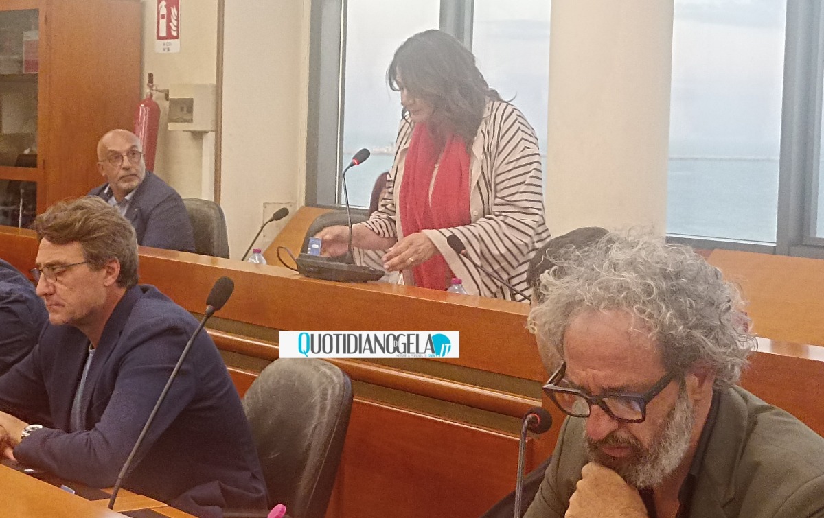 Approvate variazioni, sì a quella Pef: opposizione attacca, "su eventi manca trasparenza" - Il consigliere autonomista Lucia Lupo durante l'intervento 