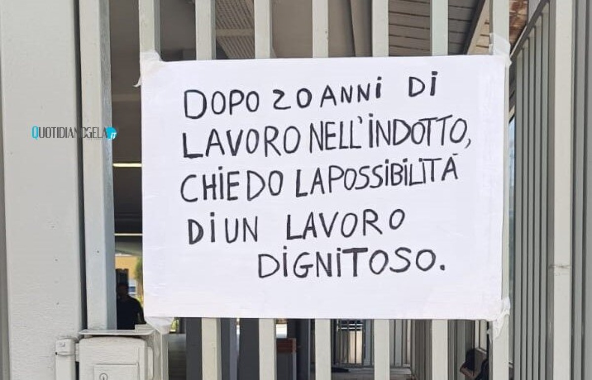 Indotto, sit in lavoratori rimasti senza occupazione: il sindaco li ha incontrati - Uno dei cartelli esposto davanti all'ingresso della bioraffineria