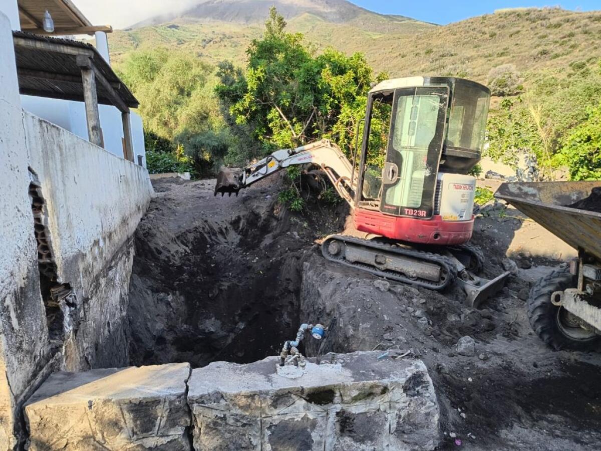 A Stromboli via ai lavori di rimozione di massi e fango dei torrenti dopo i nubifragi - 