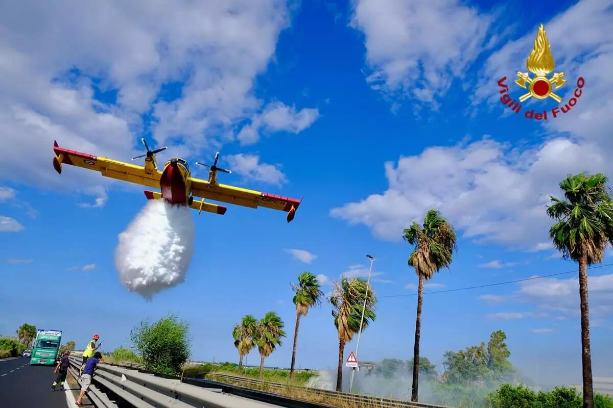 Incendio vicino all’aeroporto di Catania, sospesi tutti i voli -