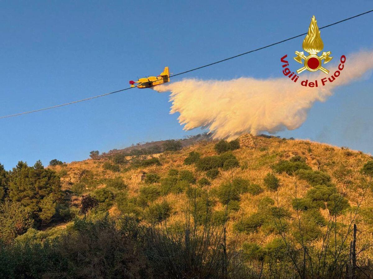 Incendi in Sicilia, venti interventi dei Vigili del Fuoco: in azione anche i Canadair -