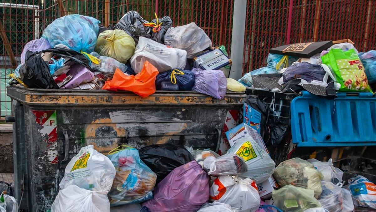 Palermo, esposto della RAP per denunciare l’abbandono selvaggio di rifiuti nel centro storico -
