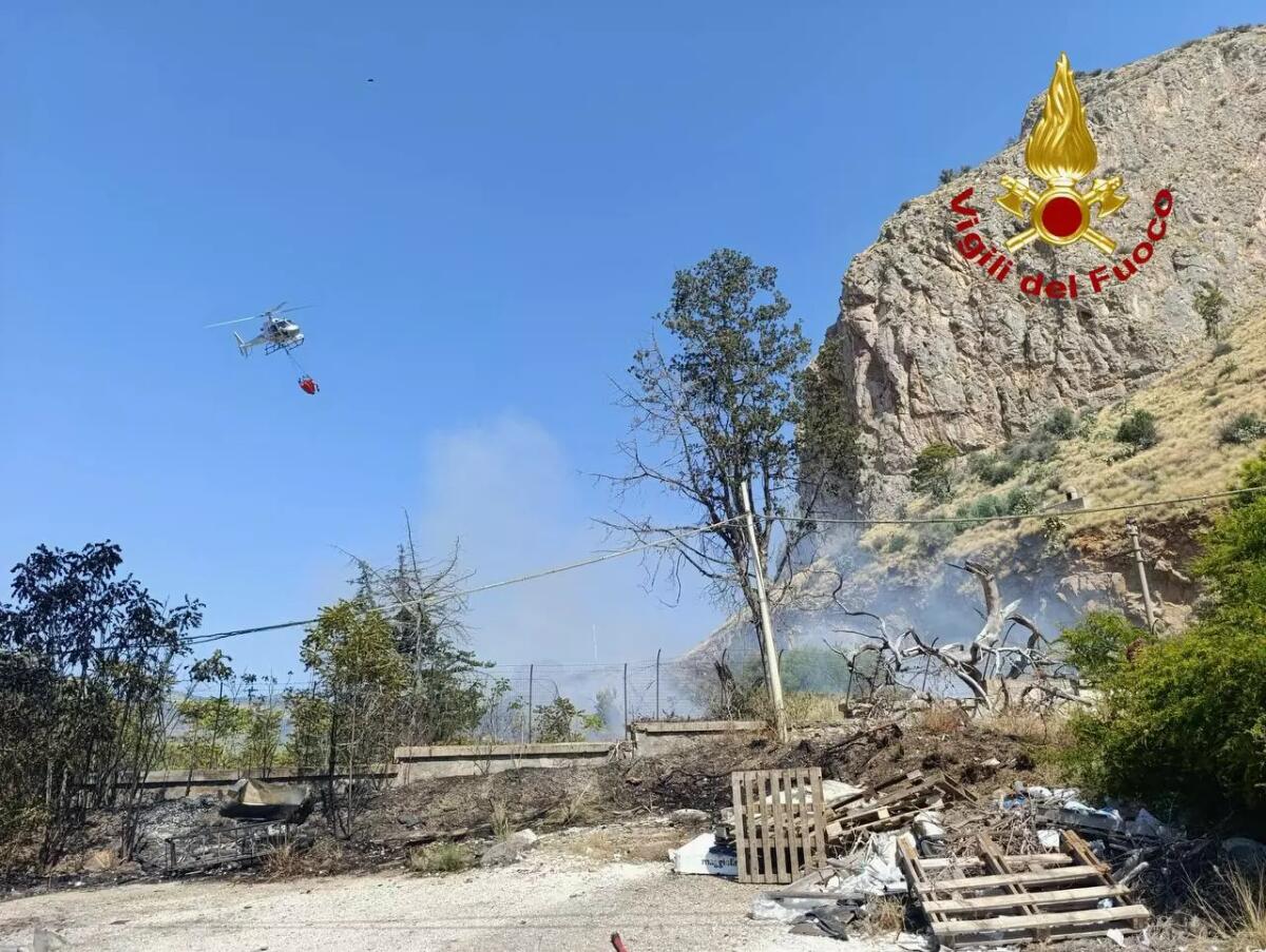 Incendio alle falde di Monte Pellegrino, intervenuti i Vigili del fuoco -
